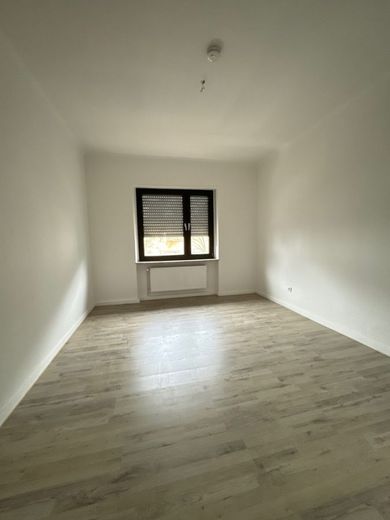 Helle renovierte 4-ZKB Wohnung mit Balkon in verkehrsgünstiger Lage – 1. Zimmer