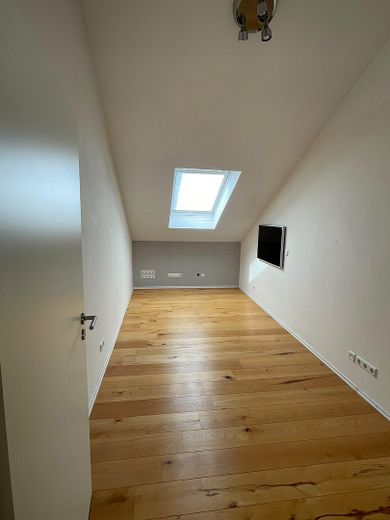 Witamy w miejscu, które tworzy przestrzeń dla Państwa przyszłości! – kleines Zimmer DG unmöbliert