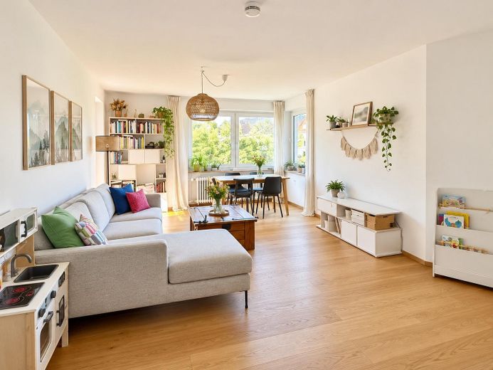 Da privato - Luminoso e tranquillo appartamento trilocale modernizzato + balcone, 2 bagni e vista sul verde – Wohnzimmer