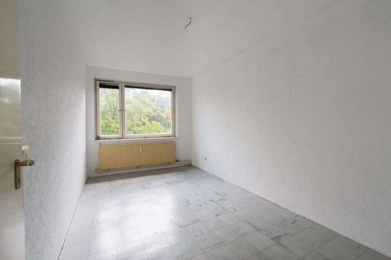 Yaklaşık 77,90 m² büyüklüğünde, hemen taşınılabilir 2,5 odalı daire; doğrudan sahibinden ve komisyonsuz – Schlafzimmer 1/2