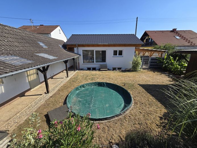 Einfamilienhaus mit kernsanierter Einliegerwohnung, Pool und Garage in Lustadt – Gartenansicht 2