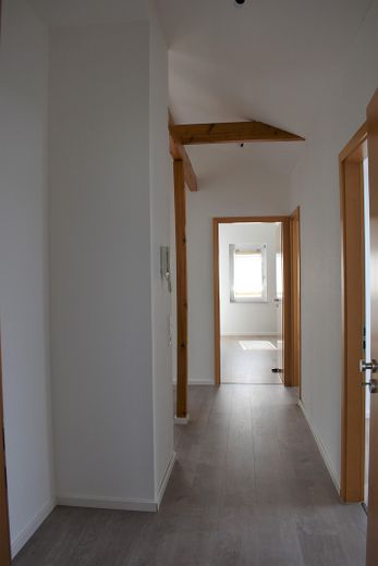 Casa bifamiliare senza provvigioni in posizione eccellente - periferia del paese, giardino, abitazione e eventualmente affitto – Flur OG-Wohnung