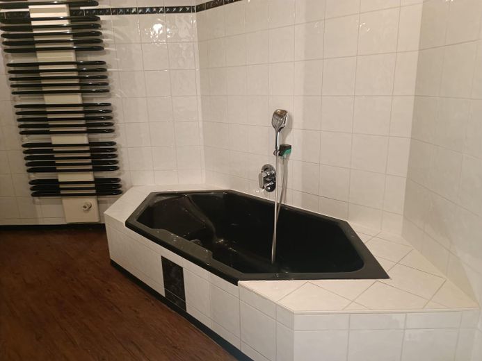 Badezimmer mit Badewanne