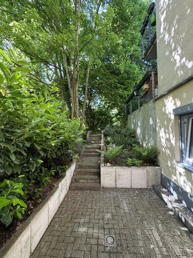 2-Zimmer-Souterrain-Wohnung mit Terrasse und EBK – Terrasse