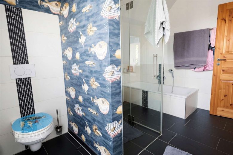 Modernes Kapitänshaus mit Kanalblick in Rendsburg – Dusche, Wanne und WC