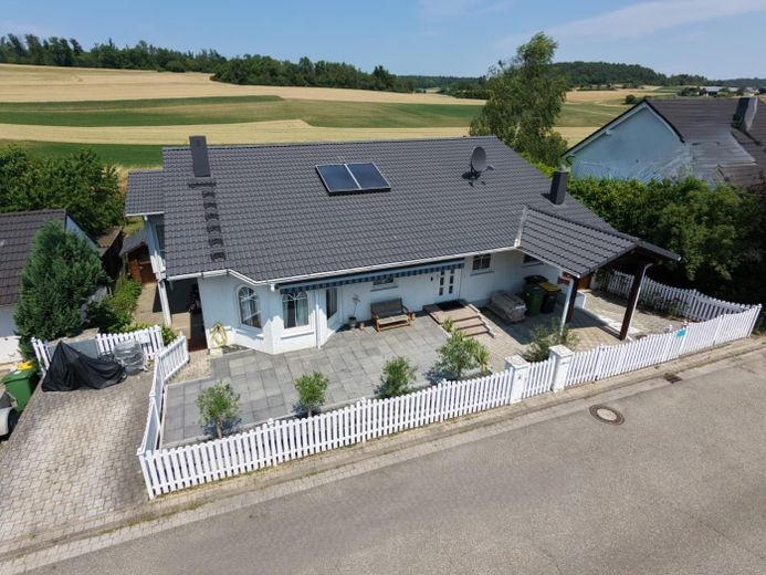 Modernisiertes Zweifamilienhaus mit 263 m² Wohnfläche, attraktiver Vermietungsperspektive – Hausansicht vorne+ Stellplatz 