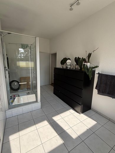 Attraktive 3-Zimmer-Loft-Wohnung mit Garten in Hilden – großzügiges Badezimmer
