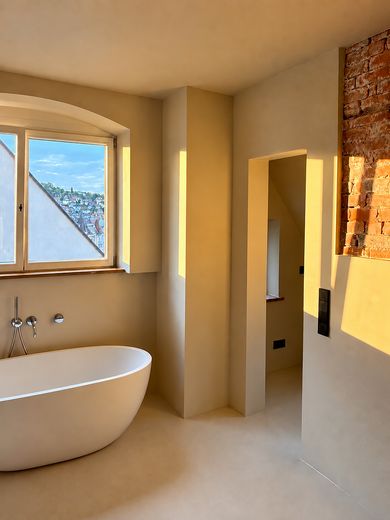 Rare opportunité dans un monument KfW : loft dans un immeuble ancien, grande terrasse sur le toit et prestations haut de gamme PREMIÈRE OCCUPATION – Fugenloses Tageslicht-Bad (2)