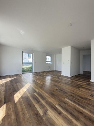Trilocale al piano terra quasi nuovo con terrazza e giardino – Wohnbereich
