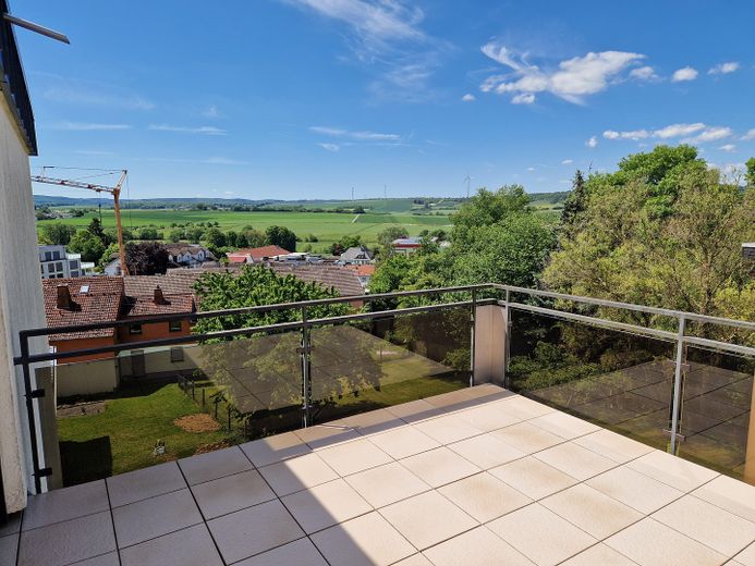 3-Zimmer Penthouse-Wohnung barrierefrei mit  Balkon, Terrasse und Loggia in Bad Camberg – Fernblick von der Terasse