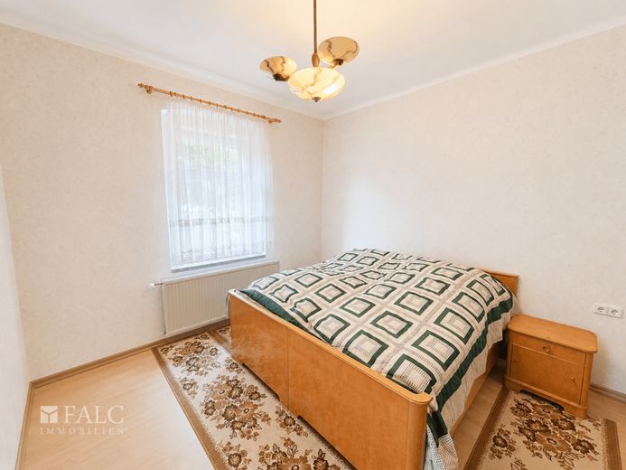 Großzügiges Anwesen mit historischem Wohnhaus und viel Potenzial - FALC Immobilien – Schlafzimmer EG