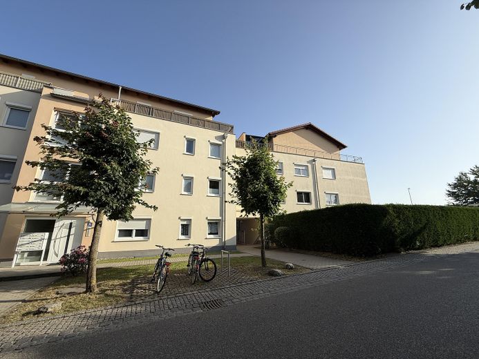 4-Zimmer Wohnung, Garten, Terrasse, Provisionsfrei – Haus Straßenansicht
