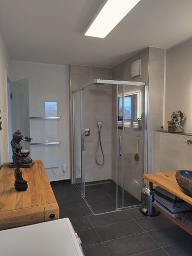 Prov.frei!-Hochwertige 3-Zi.-Terrassenwohnung mit großer Dachterrasse, Küche, zentral – Dusche