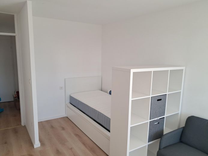 Erstbezug nach Renovierung: Vollmöblierte 1 Zimmer Wohnung - Erlangen Paul-Gossen-Str. – Bett
