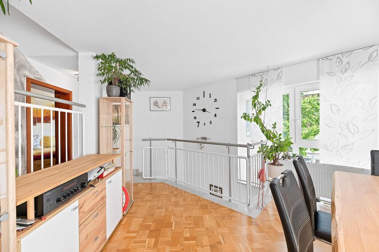2-Etagen-Wohnung mit 2 Bädern, EBK, Terrasse, Balkon, PV-Anlage & 2 TG-Stellplätze – Wohn / Essbereich OG