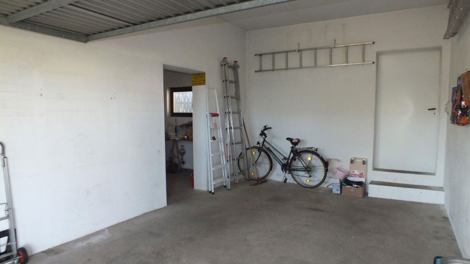 Garage mit Zugang zum Garten