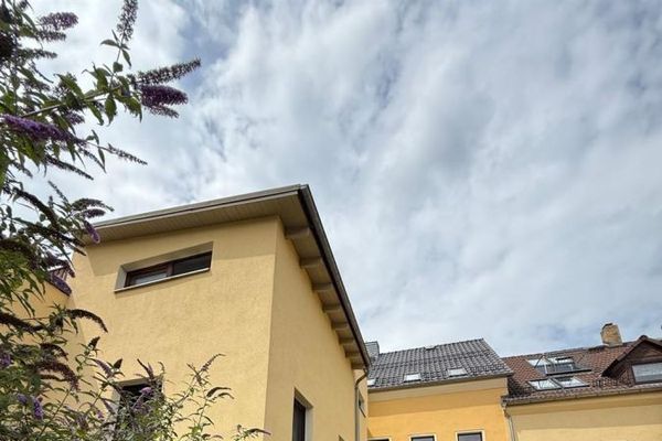 Ampia casa unifamiliare di 8 locali con splendido giardino, camino e appartamento indipendente