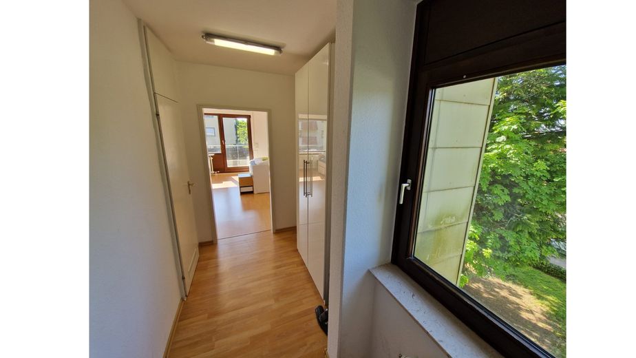 490 € Hausgeld? Dafür 511.000 € Rücklage, Hybrid-Heizung & 2 Balkone – unter 160.000 € – Flur zu Bad und Zimmer re