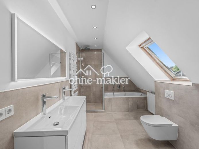 Hochwertig sanierte 5-Zimmer-DG-Wohnung mit großem Balkon und 2 Stellplätzen – Foto 1