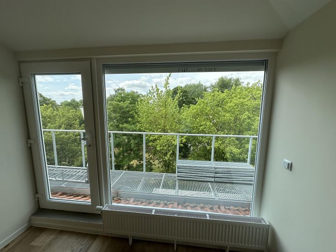 Provisionsfreie Neubau-Dachgeschosswohnung–Erstbezug, hochwert. Ausstattung, 5 Min. Bhf Köpenick – Blick aus dem Wohnzimmer
