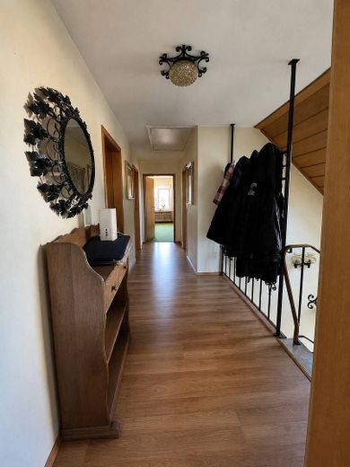 Großzügiges Wohnhaus mit ca.360 m² – Potenzial für Mehrgenerationenwohnen oder mehrere Wohneinheiten – 2. OG Flur