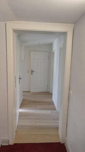 Flur mit neuen Türen und Böden
