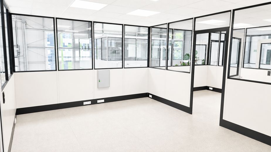 Eigenständige, hochwertige Gewerbeeinheit mit Halle, Büros & Galerie – direkt an der B12 – 12_Halle_Büro_OG_3_24qm