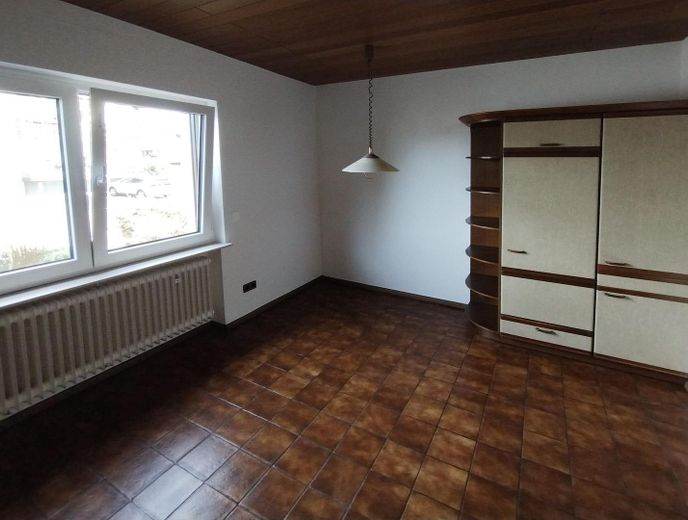 Appartamento ristrutturato con 3 locali (piano terra), cucina e terrazza esposta a sud, in posizione tranquilla a Kleinostheim – Küche