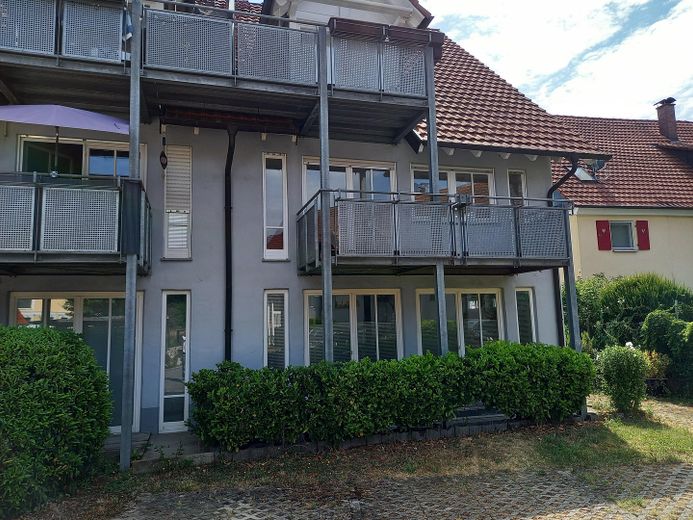 Lichtdurchflutete Zweizimmerwohnung – Rückseite Haus mit Stellplatz 