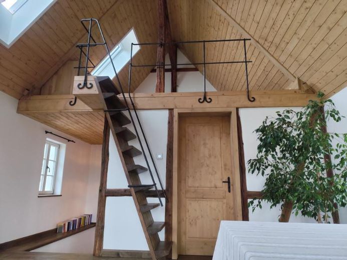 Kleine Galeriewohnung im liebevoll sanierten Fachwerkhaus – Wohnbereich mit Schlafgalerie