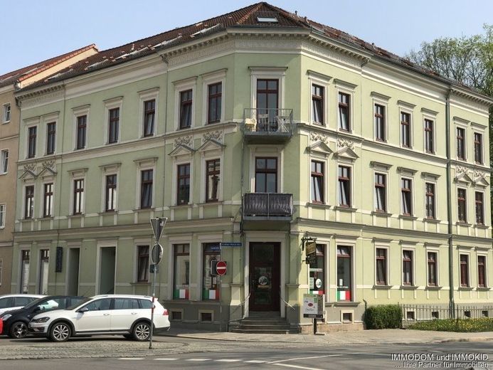 3-Zimmer-Dachgeschoss Wohnung mit BALKON, PKW-Stellplatz und offener Küche im Wohnzimmer zu vermieten! – Hausansicht