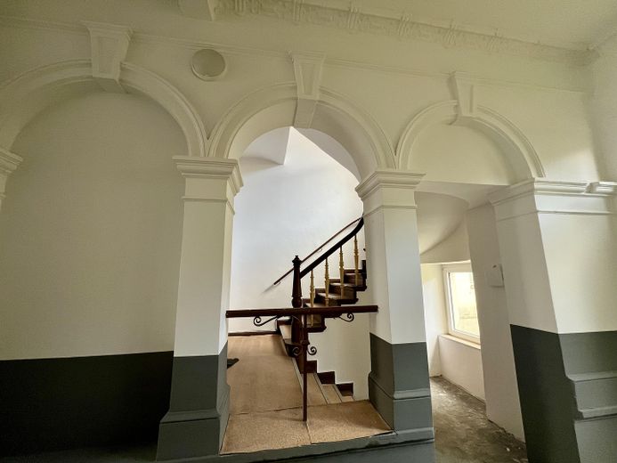 3-Zimmer-Whg, frisch modernisiert, Dusch-Wannenbad, Gäste WC, große Küche – Hausflur
