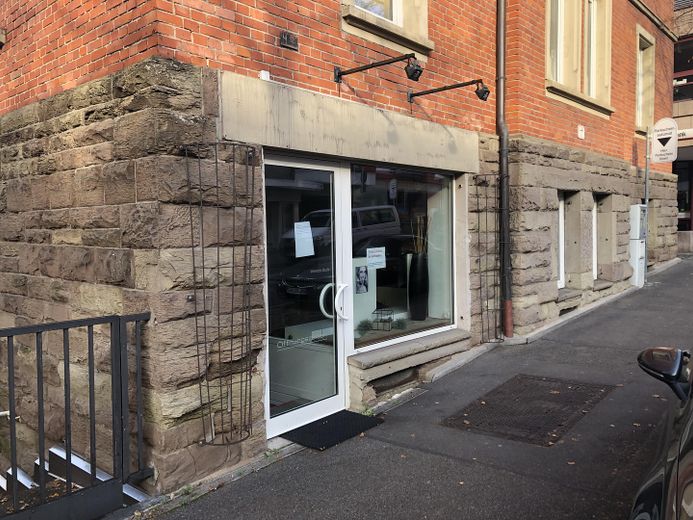 SALON FRYZJERSKI W ŚRÓDMIEŚCIU BÖBLINGEN – Schaufenster/Eingangsbereich