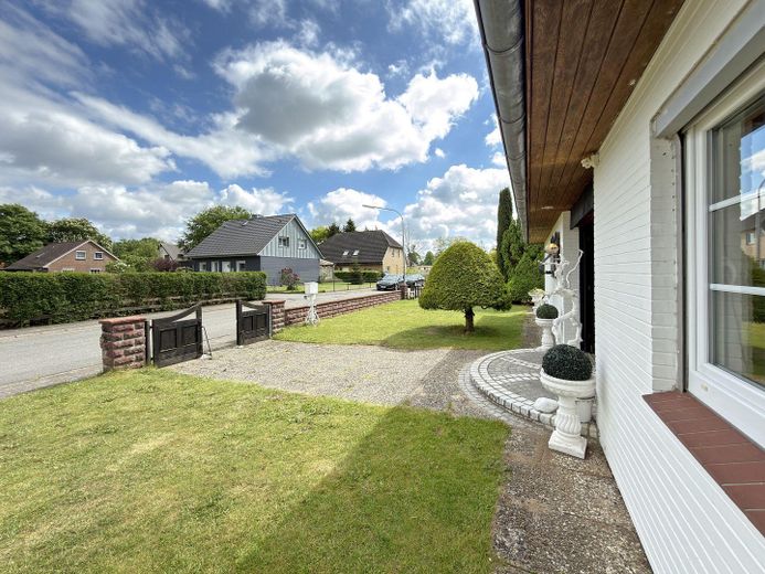 Haus im Grünen – Blick zur Straße