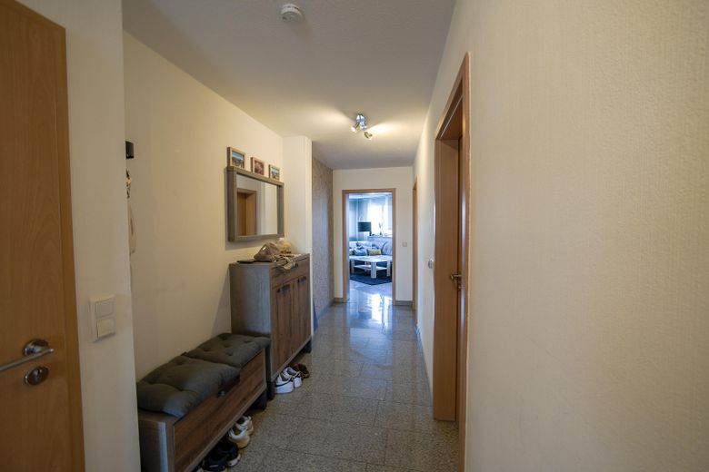 Außergewöhnliche 2-Zimmer-Dachgeschosswohnung mit Kamin, Vollbad, Balkon & ausgebautem Dachboden – Flur
