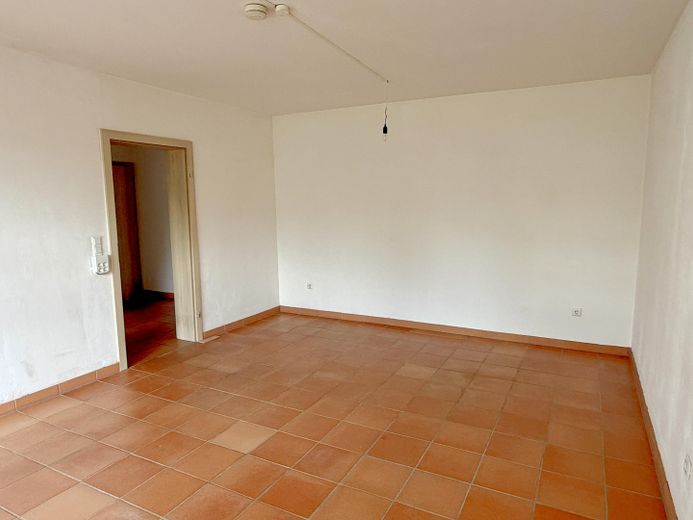 Wolne od zaraz i bez prowizji: przestronne 2-pokojowe mieszkanie z loggią od południowego zachodu i miejscem postojowym – Wohnzimmer, Rückseite