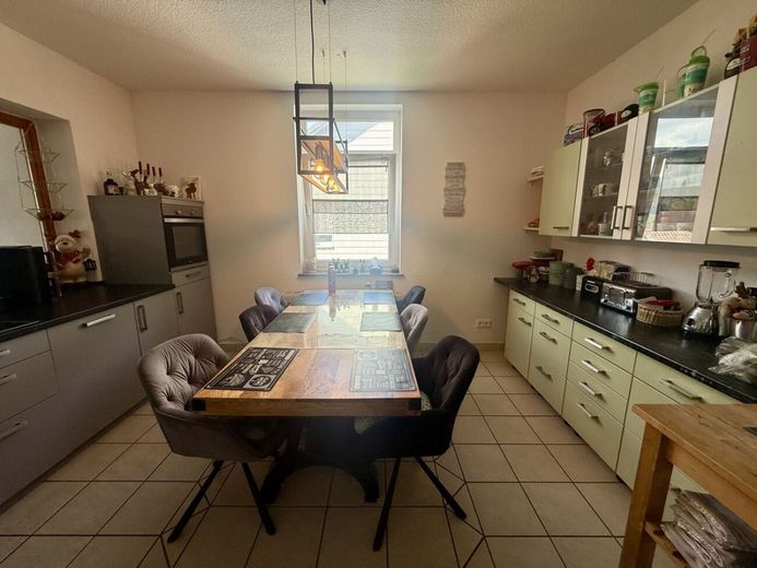 Wohnen mit Charakter - großzügige Altbauwohnung mit Balkon und Carport in Minden - Süd – Geräumige Wohnküche
