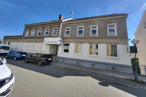 Casa residencial/comercial con 4 garajes en venta