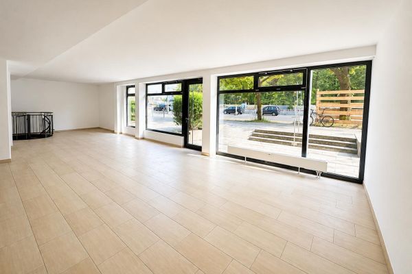 Representative commercial unit (retail, office, practice) in a prime location in Munich-Hadern