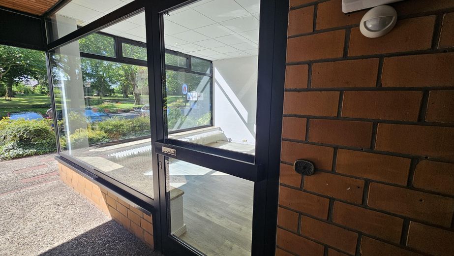 Helle Ladenfläche / Büro mit Schaufenster · 65 m² · direkt am Bahnhof Bad Bevensen · provisionsfrei – Eingangstür