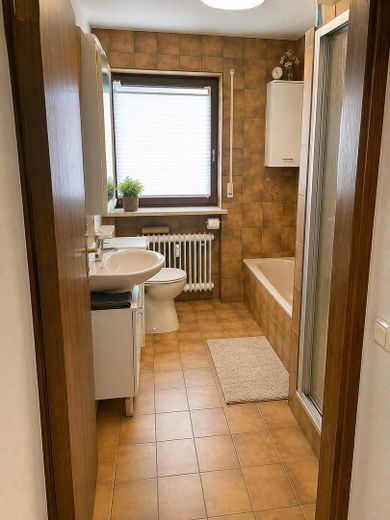 vermietete Erdgeschosswohnung mit Garten und Terrasse – provisionsfrei – Bad