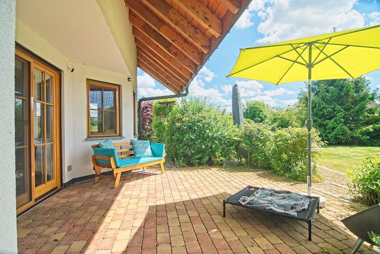 Prestigious A+ country house with in-law apartment on park-like grounds – Westterrasse