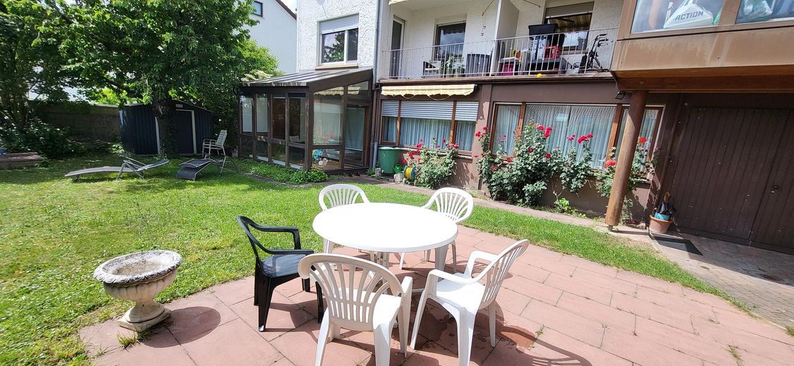 Exclusive 3-room apartment, fitted kitchen, terrace, winter garden + garden, top location Pforzheim Nordstadt – 1. Terrasse mit Gartenmöbel