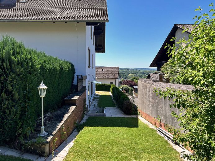 Hochwertiges Zweifamilienhaus, gehobene Ausstattung, Ausbaupotential, traumhafter Ausblick – Garten + Waschküchenausgang