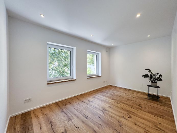 Apartamento de tres habitaciones en la primera planta con balcón, así como crédito KfW con una subvención de 30.000 euros – Kinder, Gäste-, Arbeitszimmer