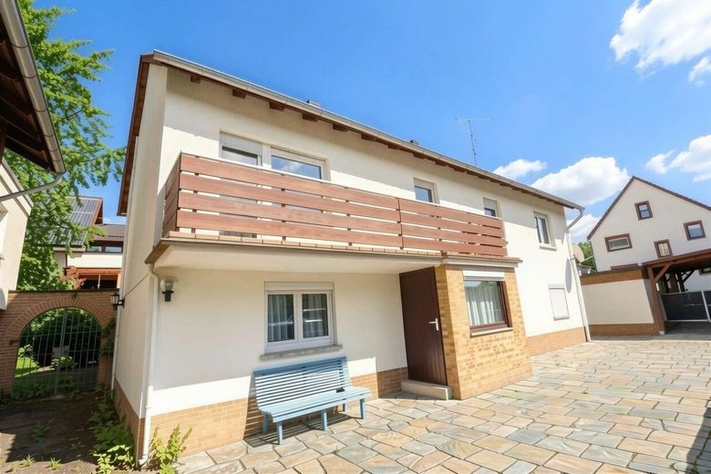 WRS Immobilien - Langenselbold - ruhige + grüne Innenstadtlage - Abrissgrundstück für MFH + DHH  + RH – Außenansicht - Seitengebäude rechts