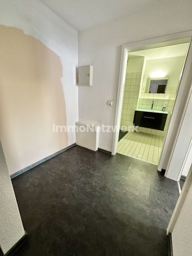 Großzügige, helle Wohnung mit durchdachtem Grundriss in ruhiger Lage mit Südwestbalkon, großes Bad – Flur