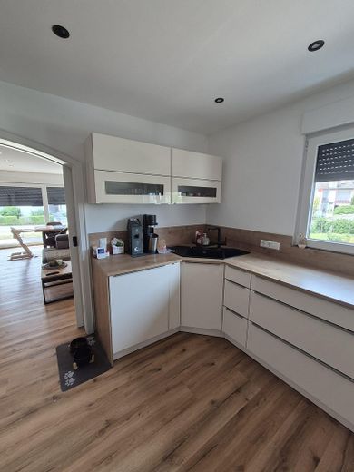Partially renovated 6-room semi-detached house – Küche Wohnung OG