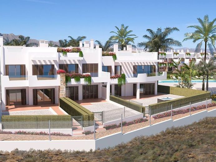 Erdgeschoss-Wohnungen mit 2 Schlafzimmern, 1 - 2 Bädern, Tiefgaragenstellplatz und Gemeinschaftspool in erster Linie am Strand – Foto 1