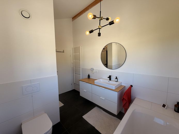 Neubau 2023 | KfW-40+ | PV + Speicher | 135 qm Wohnfläche | 635 qm Grundstück mit Südgarten – Badezimmer